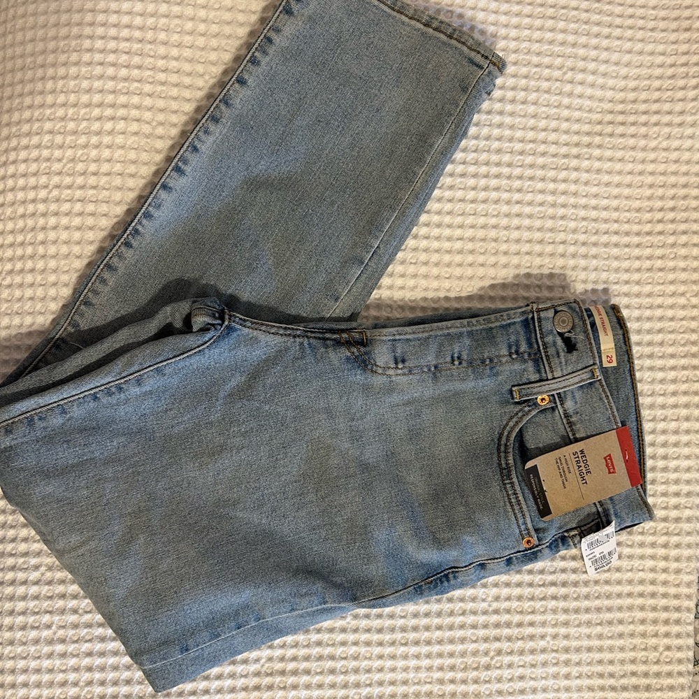 NWT - Levis - Wedgie, straight legs - size 29